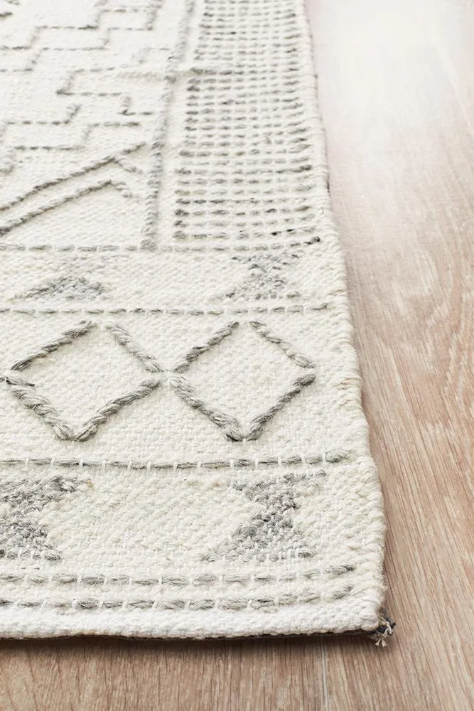 Bohemian Chic Woven Rug - Ivory