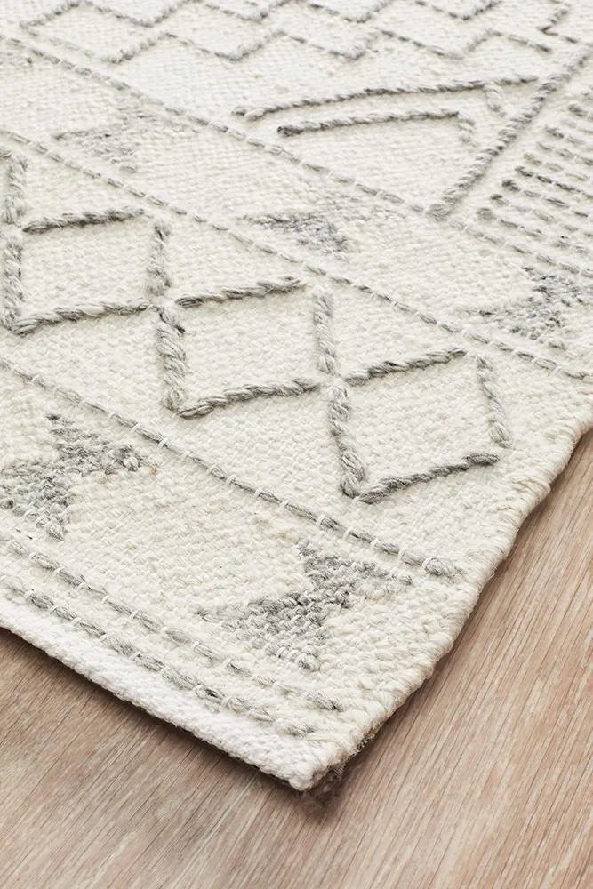 Bohemian Chic Woven Rug - Ivory